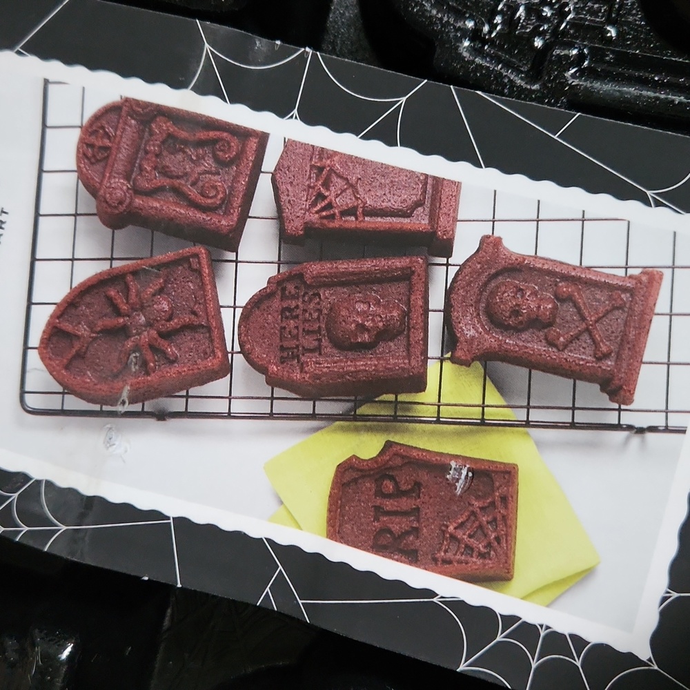 🎃 Martha Stewart Tombstone Cakelet Pan - Picture 4 of 4